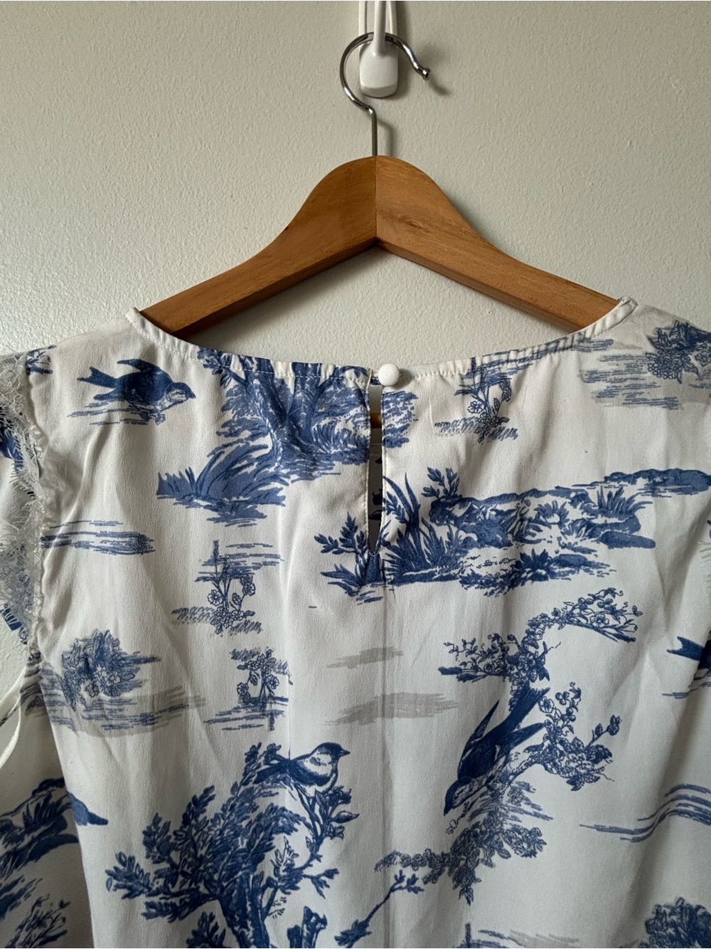 Dorothy Perkins White Top with Blue Toile Print - Picture 4 of 12